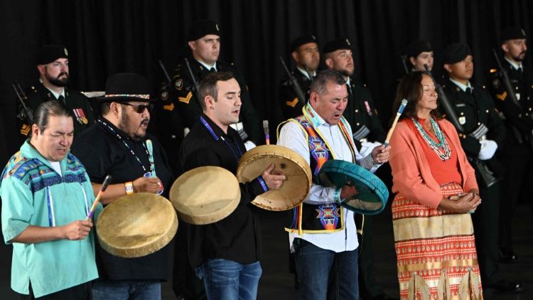 Indígenas canadenses recepcionam o Papa Francisco com música no Aeroporto Internacional de Edmonton