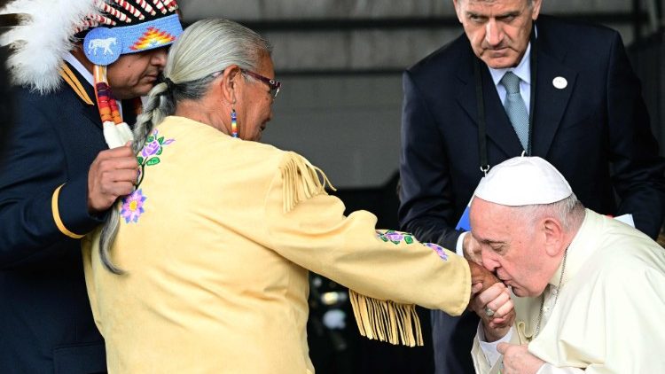 Le Pape François salue les membres d'une tribu autochtone lors de sa cérémonie d'accueil à l'aéroport international d'Edmonton en Alberta, dans l'ouest du Canada, le 24 juillet 2022.