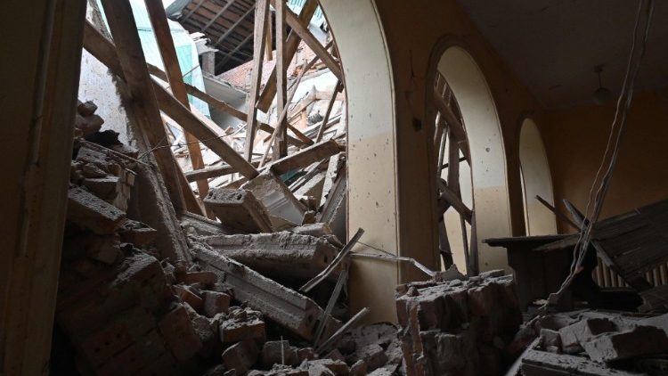 Un palazzo distrutto dalle bombe ad Odessa