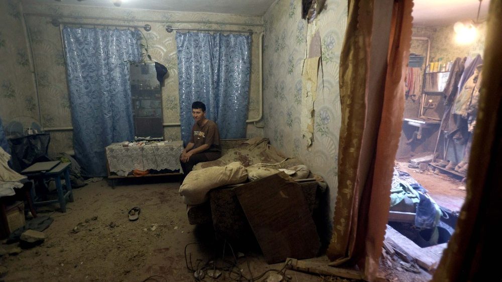Uma moradora local desolada, sentada em seu apartamento parcialmente destrudo por um mssil Smerch n?o detonado aps um ataque noturno nos arredores de Kramatorsk, regi?o de Donetsk, em 25 de julho de 2022, quando a guerra Rssia-Ucr?nia entra em seu 152? dia. (Foto de Anatolii Stepanov/AFP)