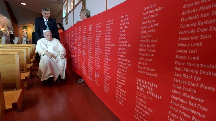 El Papa ora ante la pancarta roja con los nombres de los niños que murieron en las escuelas residenciales