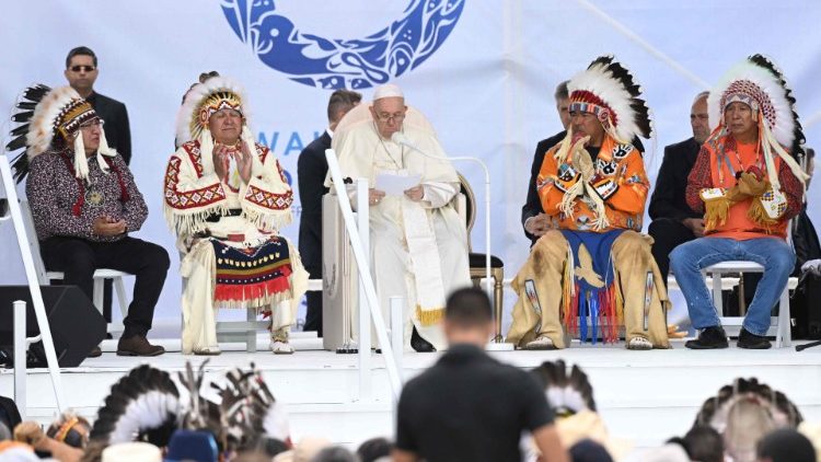 Папа падчас сустрэчы з карэннымі народамі Канады