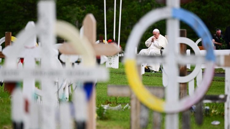 Papež na pokopališču