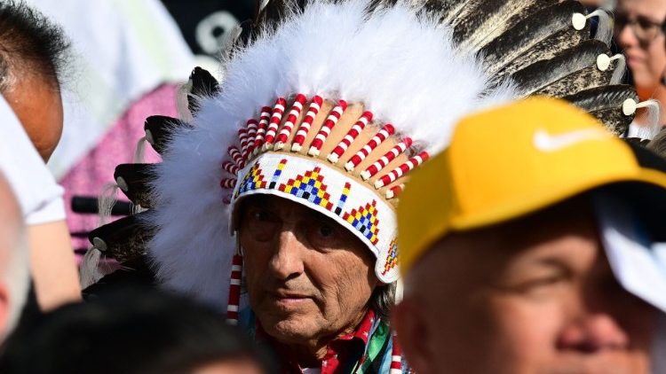 Le chef autochtone Phil Fontaine, lors de la messe au stade d'Edmonton, le mardi 26 juillet. 