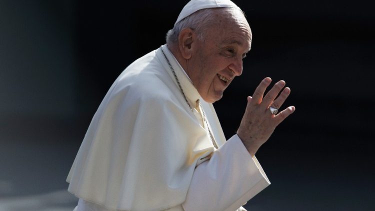 Papst Franziskus grüßt die Teilnehmer der Messe