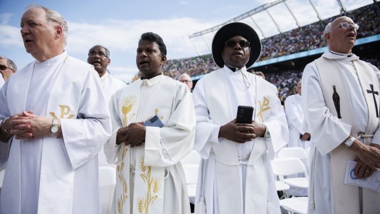 Priester am Rand des Papstbesuchs in Kanada im Sommer 2022