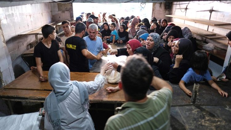 Multidão em padaria libanesa para comprar pão