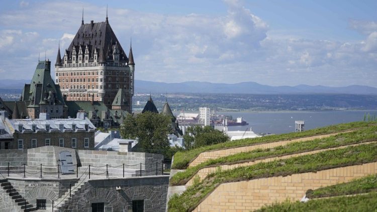 Le château Frontenac, surplombant le fleuve Saint-Laurent, depuis la Citadelle de Québéc, le 27 juillet 2022. 