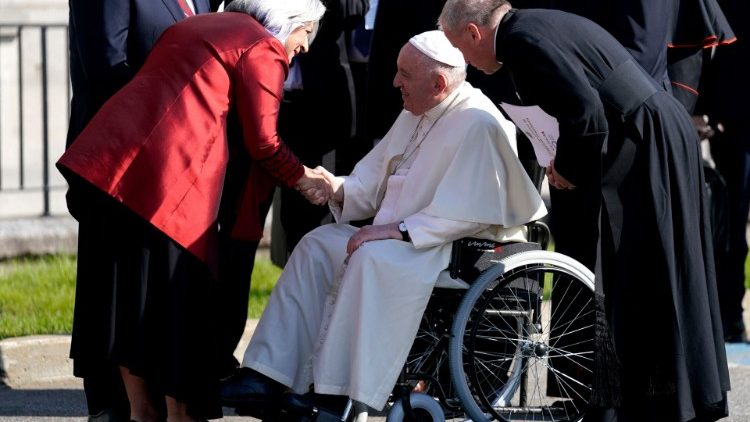 La Gobernadora General de Canadá, Mary May Simon, saluda al Papa a su llegada a Québec