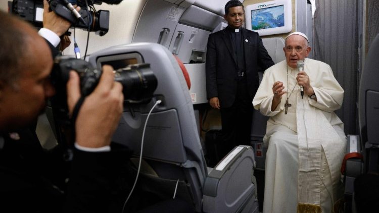Ferenc pápa válaszol az újságírók kérdéseire kanadai útjáról hazatérőben