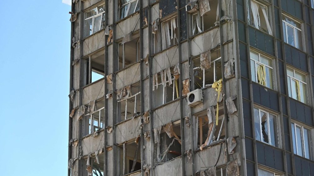 A Press House, um complexo de uma grfica, escritrios editoriais e lojas  retratada em Kharkiv, danificada por um ataque de msseis na manh? de 31 de julho de 2022, em meio  invas?o russa da Ucr?nia. (Foto de SERGEY BOBOK/AFP)