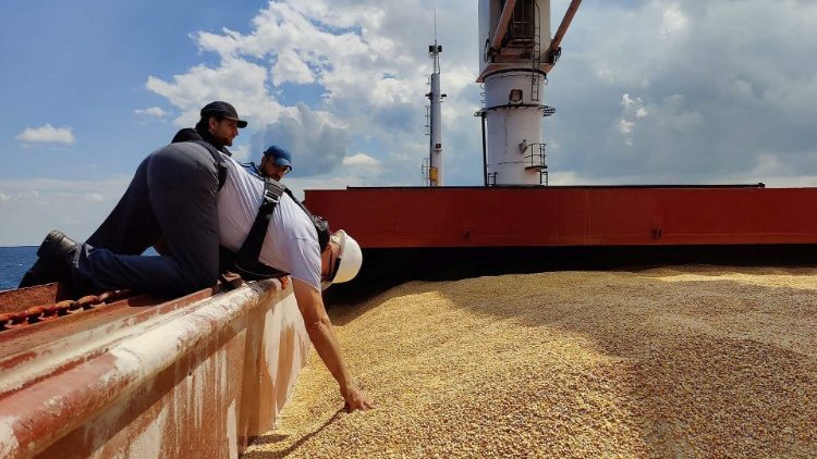 Una nave cargo carica di cereali ucraini
