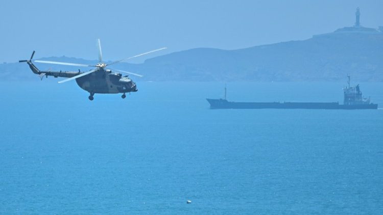 Un elicottero militare cinese sorvola l'isola di Pingtan, uno dei punti più vicini a Taiwan della Cina continentale