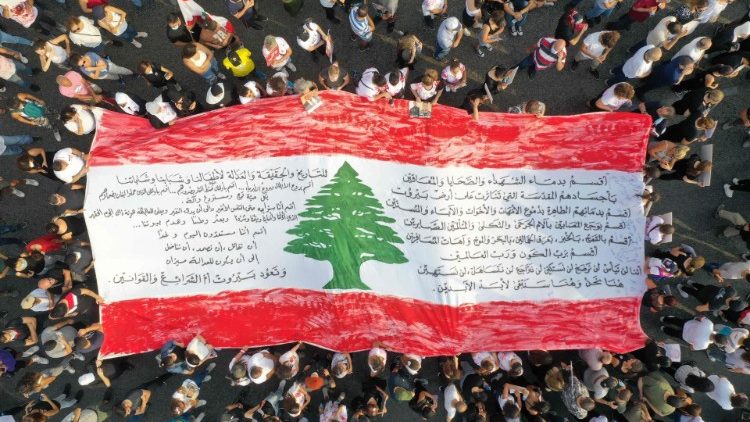 Libańska flaga podczas marszu w 2. rocznicę wybuchu w bejruckim porcie