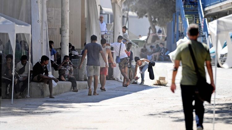 Des migrants dans le "hotspot" de Lampedusa, le 4 août. 
