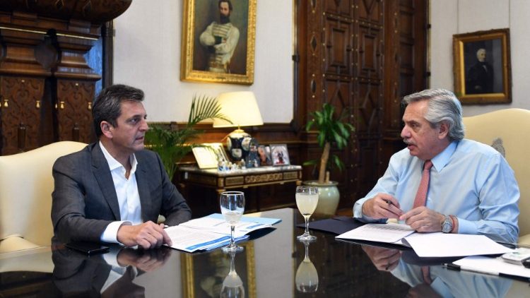 Le nouveau ministre de l'Économie Sergio Massa (à gauche) et le président argentin Alberto Fernández