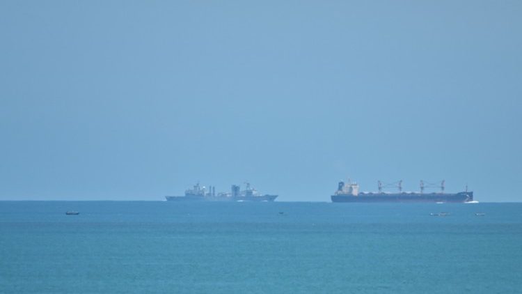 Nave militare cinese al largo dell'isola di Pingtan, uno dei punti della Cina continentale più vicini a Taiwan (foto Afp)