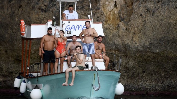 Salvini (mit Badehose) bei einem Lampedusa-Besuch Anfang August