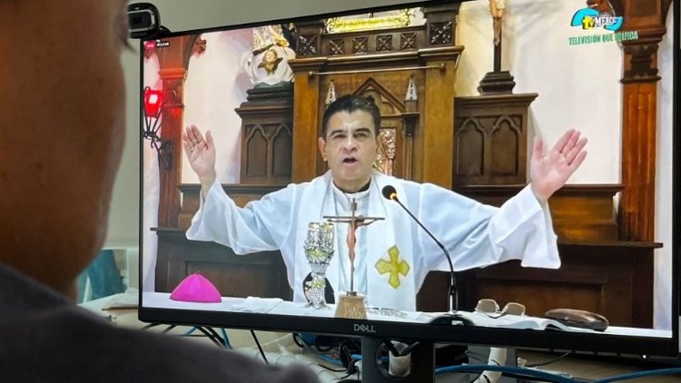 Bischof Álvarez bei seiner Online-Messfeier