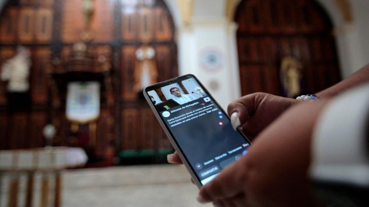 Nicaraguense acompanha pelo celular a Missa celebrada por Dom Rolando Álvarez, impedido pela polícia de deixar a Cúria de Matagalpa