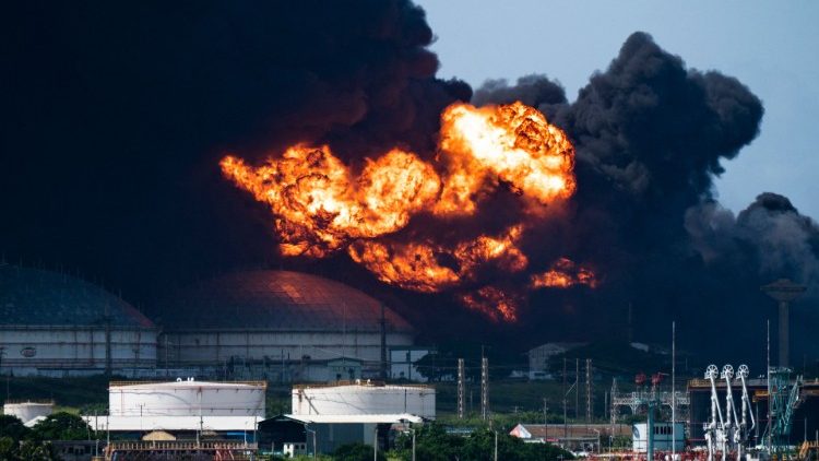 Požar v skladišču nafte v kubanskem mestu Matanzas je povzročil udar strele.