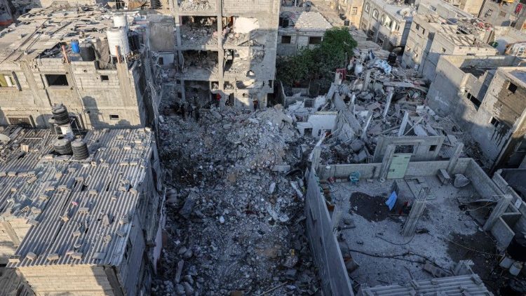 Rafah, nella Striscia di Gaza, dopo un bombardamento israeliano  