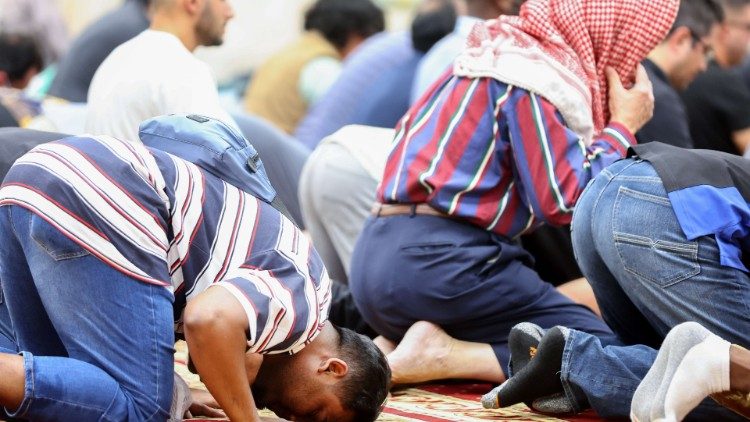 Muslime beim Freitagsgebet