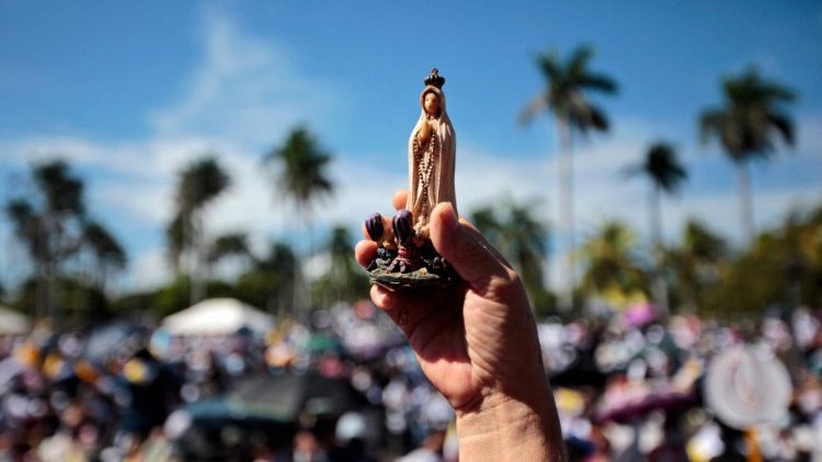 Fiel nicaraguense segura uma imagem da Virgem de Fátima durante uma procissão na Catedral Metropolitana de Manágua, em 13 de agosto de 2022.