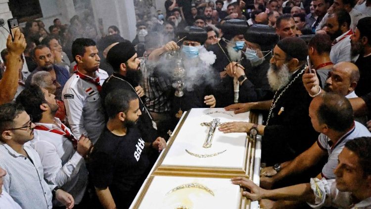 A gízai kopt ortodox templomban kitört tűz áldozatainak temetése