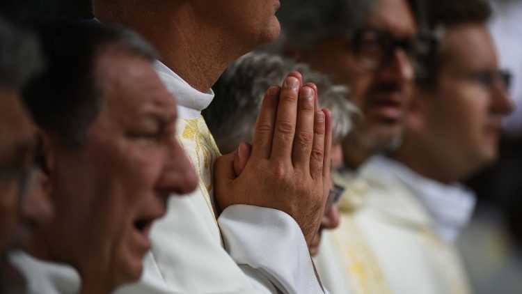 Kościół we Francji pracuje nad wsparciem dla księży