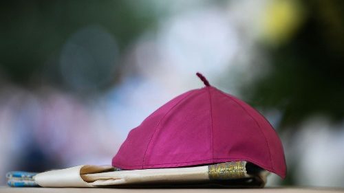 Francia, il Papa ai vescovi: la Chiesa di nuovo scossa dagli abusi, siate vicini alle vittime