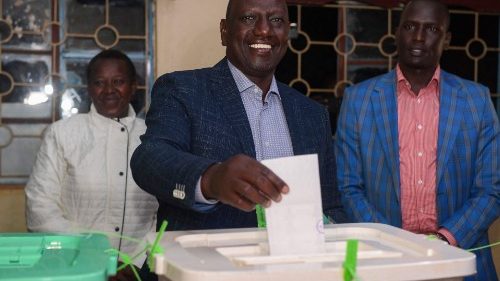 Kenia, William Ruto gana las elecciones. Una "farsa" para la oposición