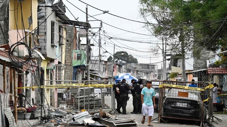 La police sur les lieux de l'explosion, dans le quartier de Cristo del Consuelo à Guayaquil, le 15 août 2022.