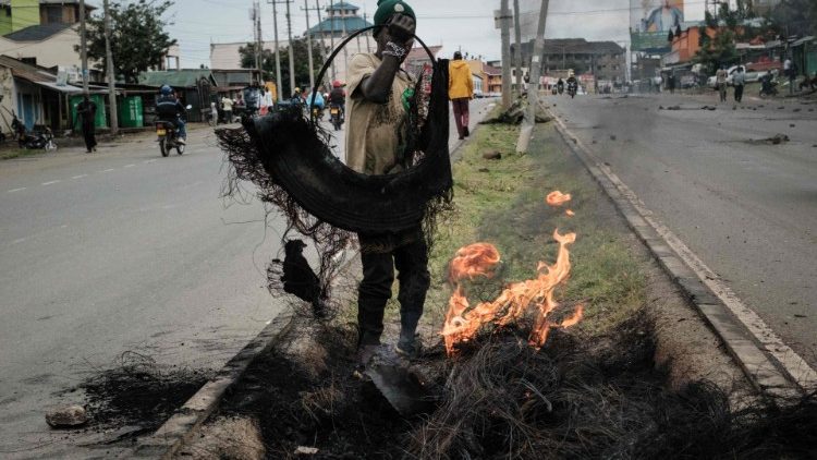 Brennender Autoreifen bei einem Protest in Kisumu am Dienstag