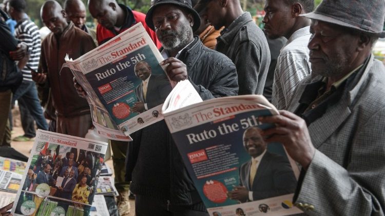 The Standard, um jornal diário local, com manchetes relatando a eleição do 5º presidente eleito do Quênia, William Ruto, em Eldoret, em 16 de agosto de 2022. (Photo by Simon MAINA)