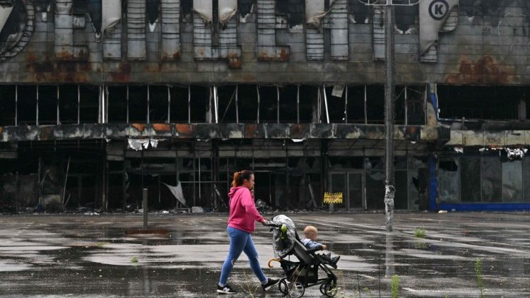 Destrucción y vida cotidiana en Bucha, ciudad de la región de Kiev, que se ha convertido en tristemente célebre durante este conflicto. (AFP or licensors)