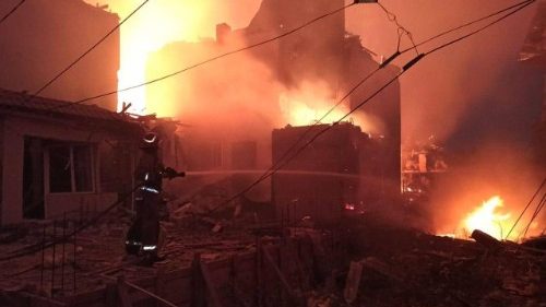 La Cina fornisce armi a Mosca e Kyiv usa bombe a grappolo 
