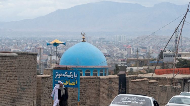 Mann vor einer Moschee in Afghanistan