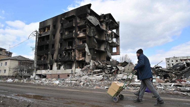 Le 4 avril 2022, une rue de Kiev, bombardée.