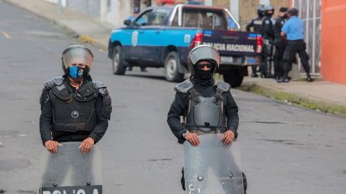 Nicaragua, prelevato con la forza il vescovo Álvarez, è agli arresti domiciliari a Managua