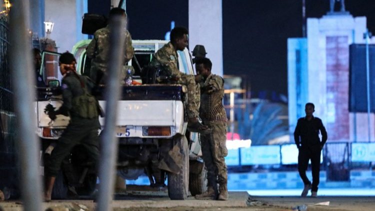 Militares somalíes delante del Hotel Hayat
