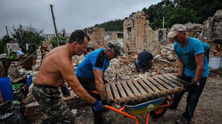 Freiwillige helfen bei den Aufräumarbeiten in der Ukraine (hier Tschernihiw)