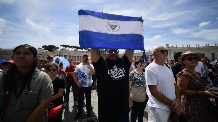 Una bandiera del Nicaragua durante l'Angelus in Piazza San Pietro