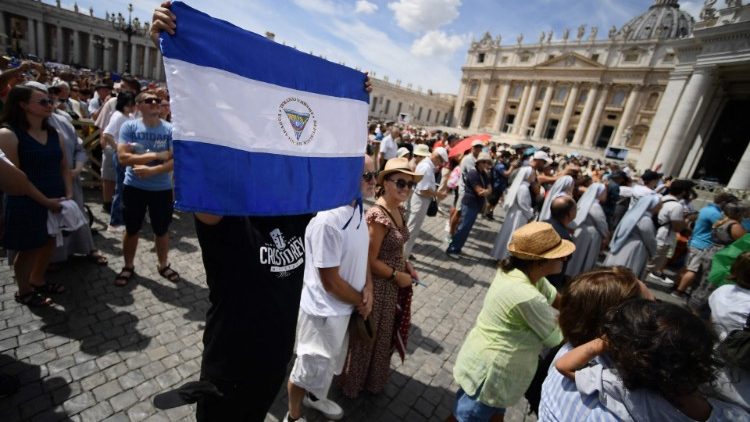 Nicaraguense na Praça São Pedro durante o Angelus, segura a bandeira de seu país
