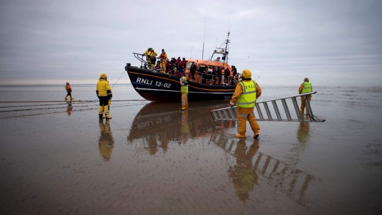 Le 16 décembre 2021, les autorités britanniques se préparent à un sauvetage au bord de la Manche. 
