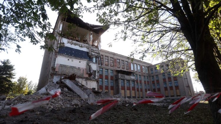 Esta fotografia mostra um prédio escolar fortemente danificado após um bombardeio russo na cidade de Kostyantynivka, região de Donetsk, em meio à invasão russa da Ucrânia. (Foto de Anatolii Stepanov/AFP)