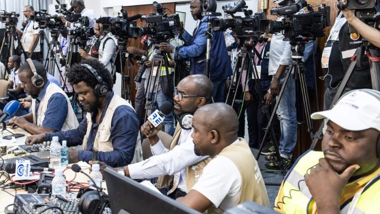 Giornalisti seguono lo spoglio delle elezioni nella capitale Luanda