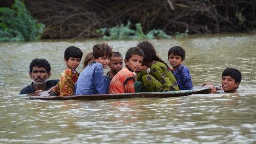343 crianças entre os mais de 900 mortos por inundações no Paquistão