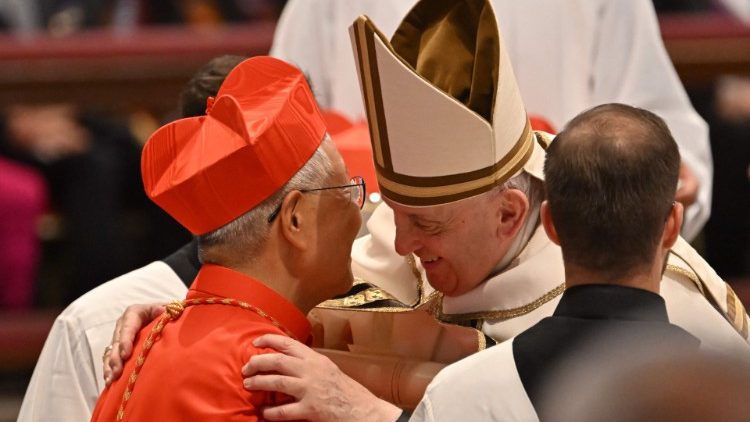 Papst Franziskus mit Kardinal Lazarus You Heung-Sik bei seiner Kardinalsernennung