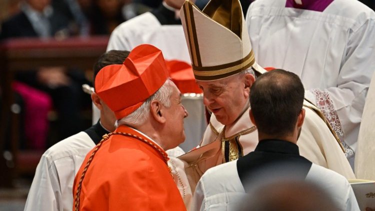 Le français Mgr Aveline, recevant la barrette cardinalice.